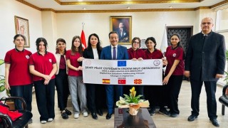 Burhaniyede öğrenci proje ekibi Kaymakam Atillayı ziyaret etti