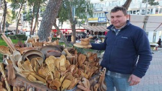 Burhaniyede zeytin odunları mutfak gereci oldu