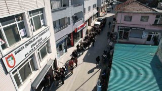 Bursada APP plaka izdihamı...Kuyruk sokaklara taştı