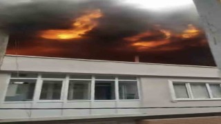Bursada binanın çatısı alevlere teslim oldu