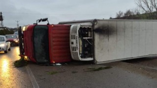 Bursada direksiyon hakimiyetini kaybeden sürücü fabrikaya çarptı: 2 yaralı