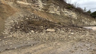 Bursada heyelan yolu kapattı: O anlar kamerada