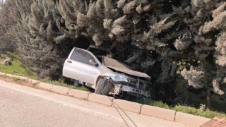 Bursada kontrolden çıkan otomobil ağaçlık alana uçtu, 1 yaralandı