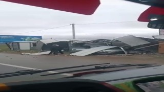 Bursada kontrolden çıkan otomobil prefabrik yapıya girdi