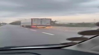 Bursada korku dolu anlar, direği deviren TIR olay yerinden kaçtı