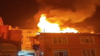Bursada metruk binanın çatı katı alevlere teslim oldu