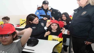 Bursada öğrencilere polislik tanıtımı ve güvenlik bilgilendirmesi