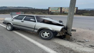 Bursada otomobil direğe çarptı, 1 yaralı