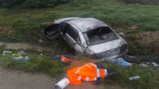 Bursada taklalar atan otomobil tarlaya uçtu: 3 yaralı