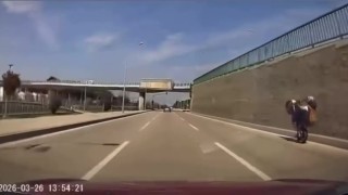Bursada tehlikeli motosiklet şovu kameraya yansıdı