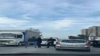 Bursada trafikte kavga : Sürücüler birbirine girdi