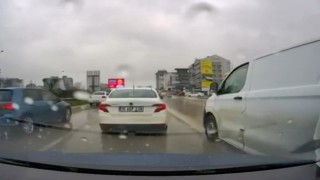 Bursada yol verme kavgası: 3 kişi sürücüye saldırdı