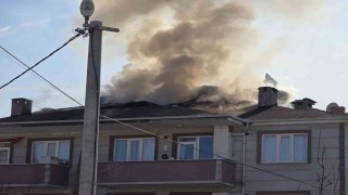 Bursanın İnegöl ilçesinde apartmanın çatısı alev alev yandı