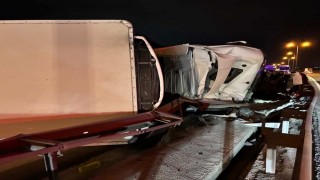 Büyükçekmece TEM Otoyolunda tır devrildi: Kilometrelerce trafik oluştu