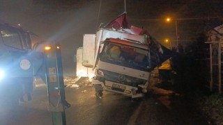 Büyükçekmecede 8 ton hamsi taşıyan kamyon takla attı: O anlar kamerada
