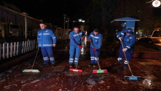 Büyükşehir ekipleri gece boyunca temizlik çalışması gerçekleştirdi
