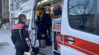 Cadde ortasında boynuna ve yüzüne kesikler attı