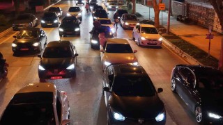 Caddebostanda otomobilin camından sarkan gençten pes dedirten sözler: Bayrampaşa çocuğuyuz 100 bin lira ceza yedik, yine yeriz