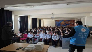Çaldıranda gençlik huzura koşuyor: Kitaplar müftülükten gayret gençlerden