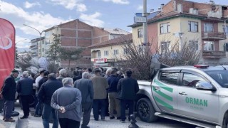 Cami önünde dağıtılan 2 bin fidan dakikalar içerisinde tükendi