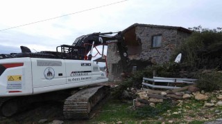 Çanakkalede 31 kaçak yapı yıkıldı