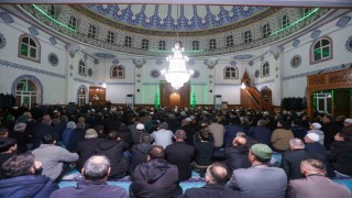 Canikte binler Kadir Gecesinde ellerini semaya açtı