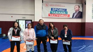 Çataklı öğrencilerden güreş müsabakalarında çifte başarı