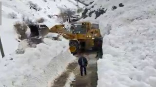 Çatbayır Mahallesi yoluna düşen çığ temizlendi