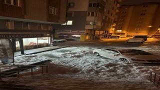 Çatıdan düşen kar kütlesi otomobili kullanılamaz hale getirdi