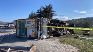 Çay yüklü tır devrildi: 1 yaralı