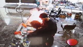 Cep telefonu bomba gibi patlayıp alev aldı: O anlar kamerada