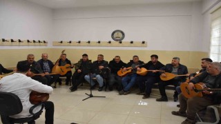 Çiftçiler müzik kursunda gitar ve bağlama öğreniyor