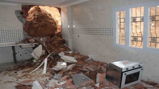 Cizrede sağanak yağış heyelana neden oldu, dev kayalar evi yıktı