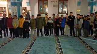 Çocuklar camide Kabede hacılar hu der Allah ilahisini seslendirdi