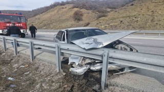 Çorumda bariyerlere çarpan otomobilin sürücüsü yaralandı