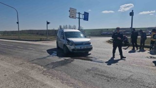 Çorumda hafif ticari araç ile otomobil çarpıştı: 1 yaralı