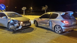 Çorumda iki otomobil çarpıştı: 2 yaralı