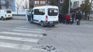 Çorumda minibüs ile motosiklet çarpıştı: 1 yaralı