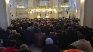 Çorumda Ramazan ayının son cuma namazında vatandaşlar camilere akın etti