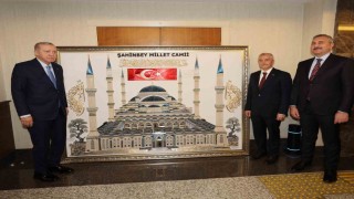 Cumhurbaşkanı Erdoğana Tahmazoğlundan anlamlı hediye