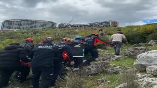 Dengesini kaybederek kayalıklardan düşen kadını ekipler kurtardı