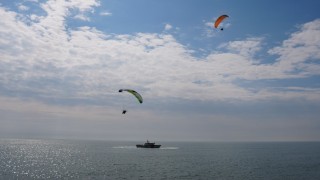 Denizden sahil güvenlik, havadan paramotorlar destek verdi, öğrenciler suyun önemine dikkat çekti