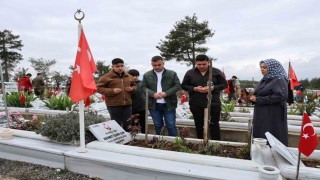 Deprem şehitliğinde hüzünlü bayram