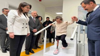 Depremde ailesini kaybeden Zeynep, Barbieli protez bacağıyla yeni hayatına ilk adımlarını alkışlar eşliğinde attı