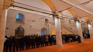 Depremde hasar gören tarihi Selahattin Eyyubi Camii yeniden ibadete açıldı