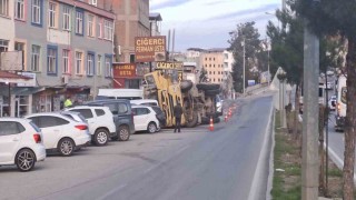 Devrilen tır park halindeki 7 araca çarptı