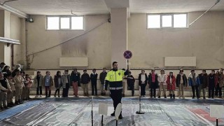 Digorda öğrencilere uygulamalı trafik eğitimi verildi