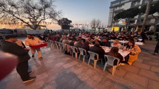 Dikili Cumhuriyet Meydanında binler aynı sofrada