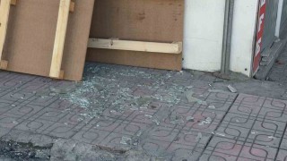 Diyarbakırda çarpışan araçlardan biri iş yerine daldı