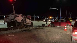 Diyarbakırda iki otomobil kafa kafaya çarpıştı: 3 yaralı